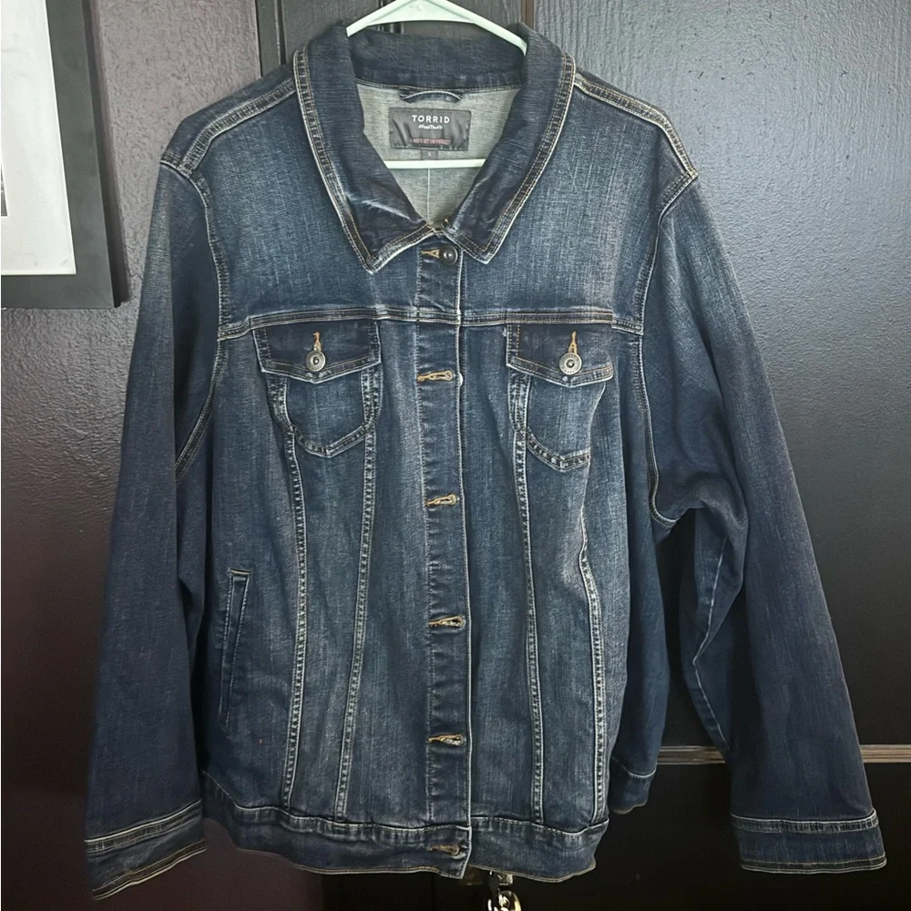 NWT Torrid Denim Trucker Jacket - Medium Wash - Picture 3 of 9